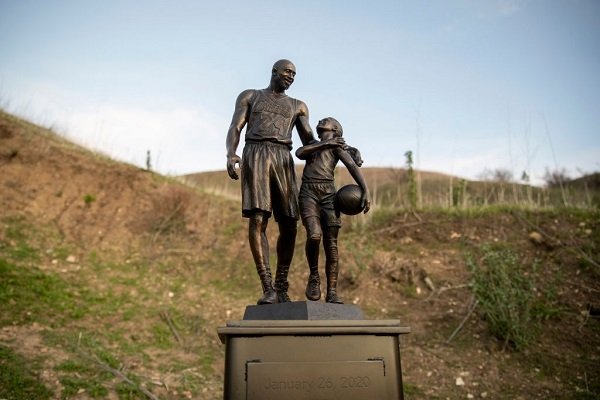 Statue of Kobe Bryant and Daughter Gianna erected at crash site