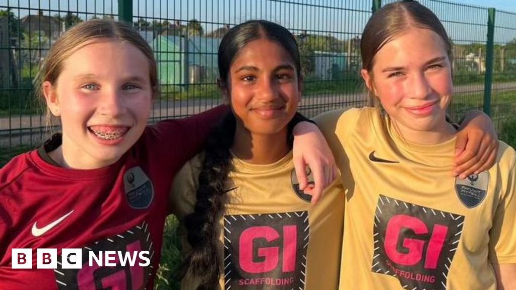 Bedford girls football team beat boys to win league title - BBC